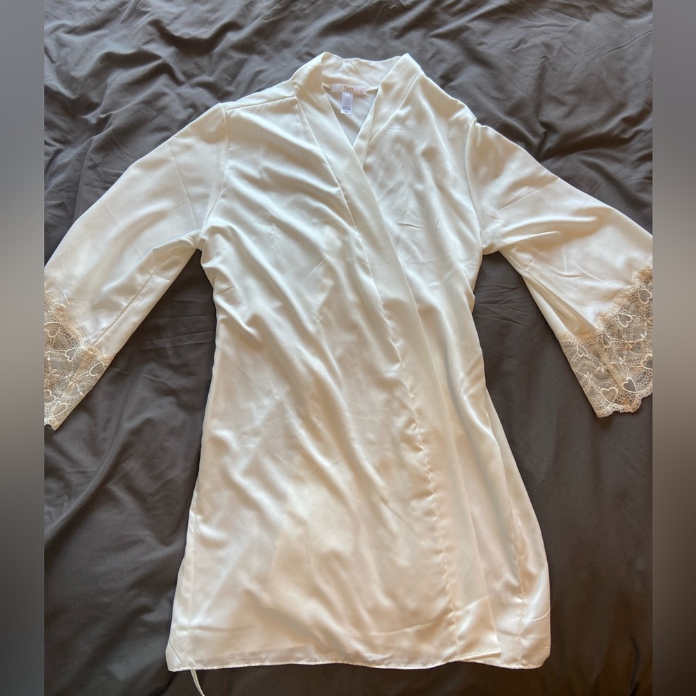 White robe with lace sleeve detail - Size L/XL